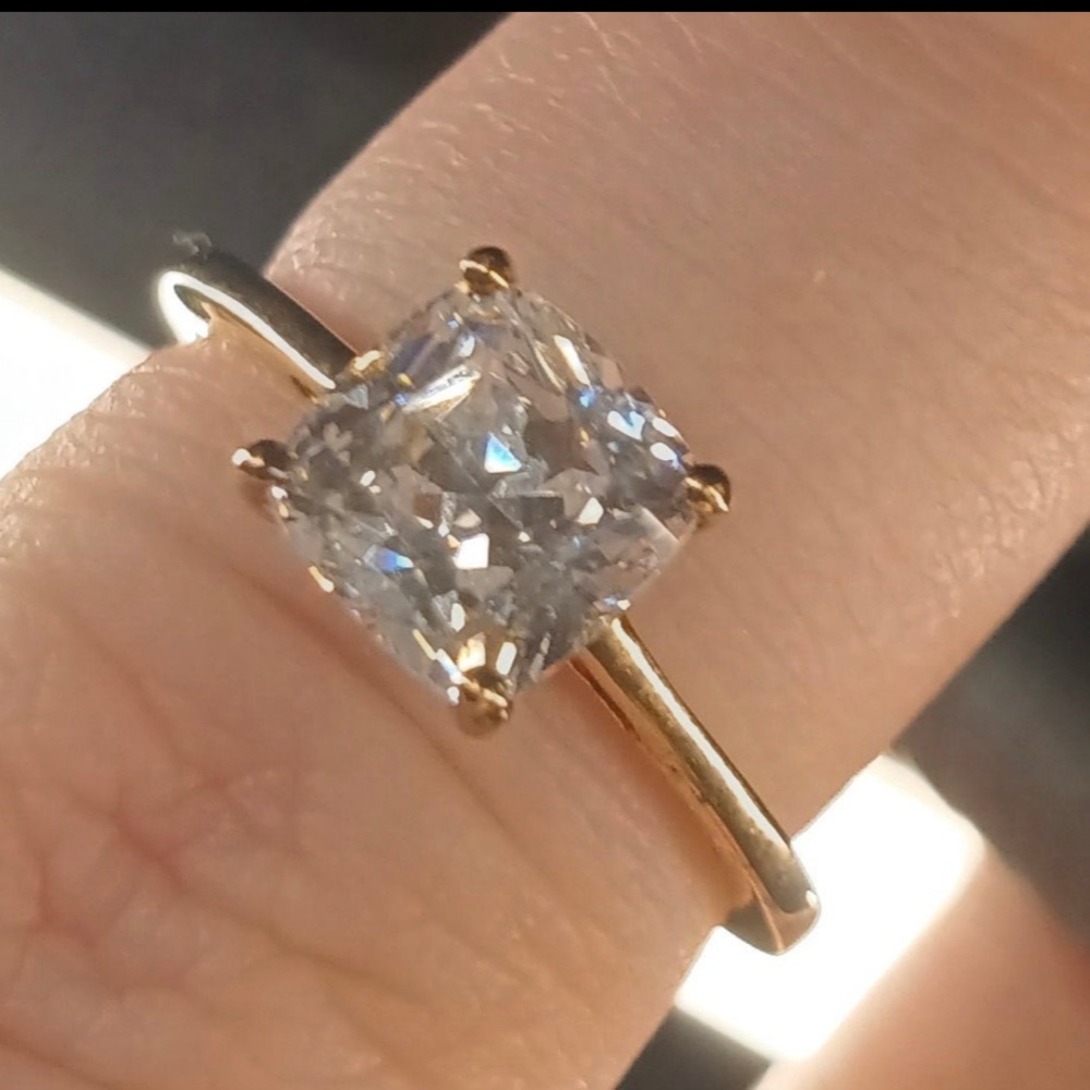 LUXORO 10K Yellow Gold Solitaire Ring (Size 6.0) Made with Zirconia